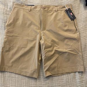 Vineyard Vines 10” performance shorts size 36